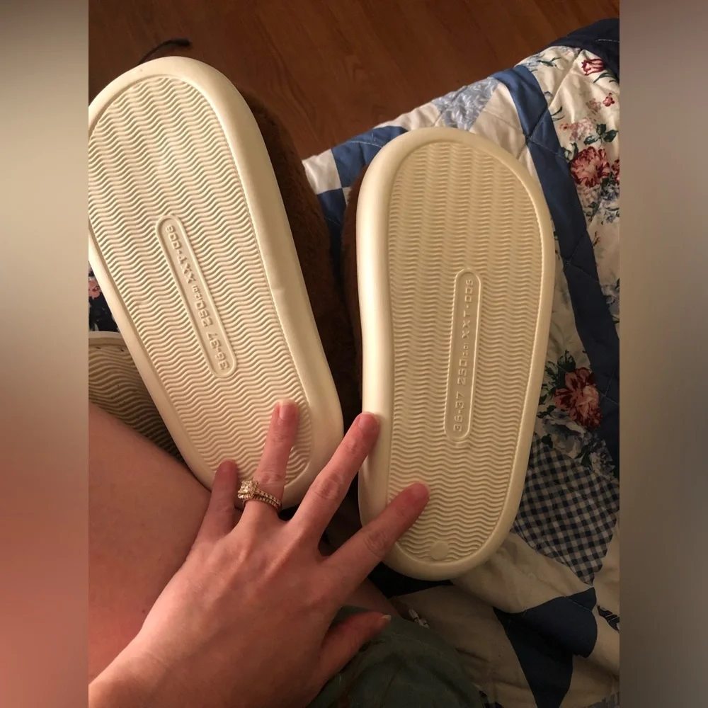 Pokémon Eevee plush slippers - Picture 5 of 8